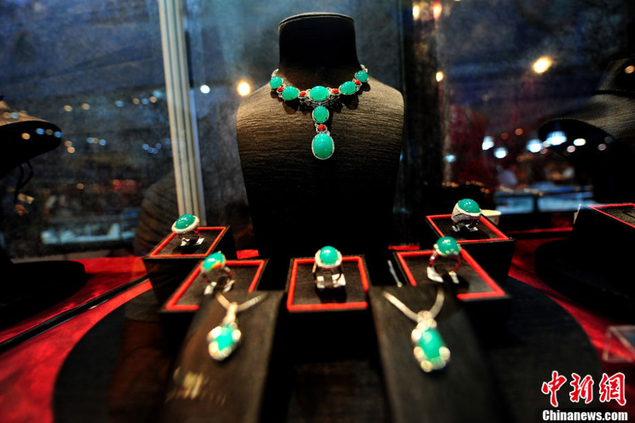 Jewels that are made of “Taiwan Sapphire”, or blue chalcedony, a mineral indigenous to Taiwan, are shown at 2013 Beijing Summer Jewelry Show, which kicked off on July, 4 and attracted nearly 200 jewelers with various jewels made of crystals, agates, ambers, rubies, jades, diamonds and other precious stones. (Chinanews.com/Jin Shuo)