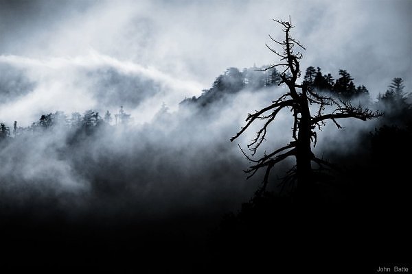 Dark night. Speaking of natural landscapes, we often think of breathtaking mountains and beatiful grasslands. However, there are some that is so horrible, looking just like hell. (Photo: huanqiu.com)