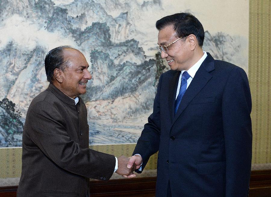Chinese Premier Li Keqiang (R) meets with Indian Defense Minister A.K. Antony in Beijing, capital of China, July 5, 2013. (Xinhua/Liu Jiansheng)