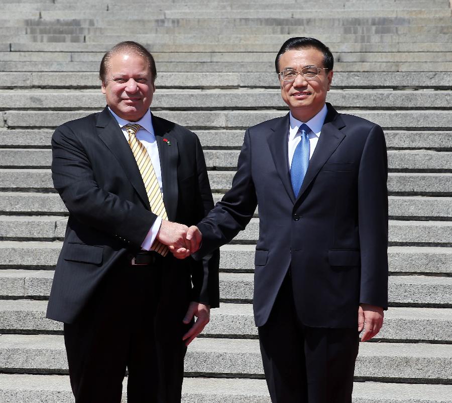 Chinese Premier Li Keqiang (R) holds a welcoming ceremony for visiting Pakistani Prime Minister Nawaz Sharif before their talks in Beijing, capital of China, July 5, 2013. (Xinhua/Liu Weibing)