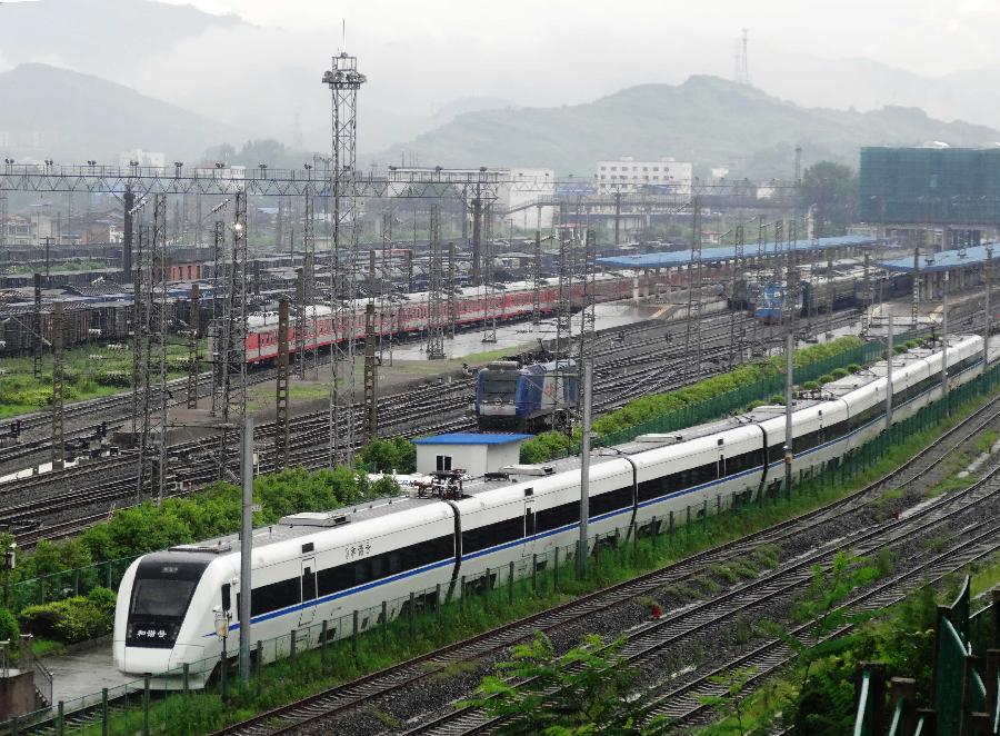 Heavy rainfall batters SW China, making trains suspended