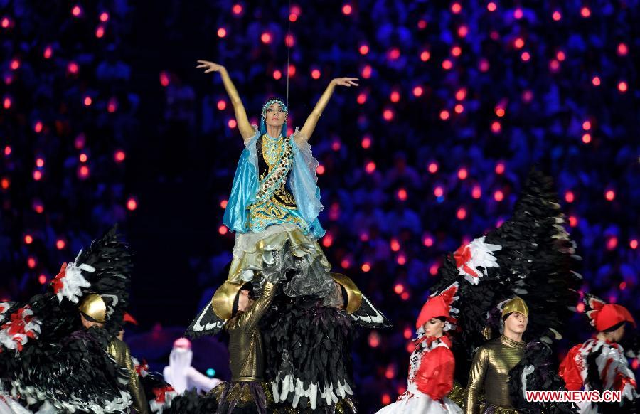 Artists perform during the opening ceremony of the Summer Universiade in Kazan, Russia, July 6, 2013. (Xinhua/Jiang Kehong) 