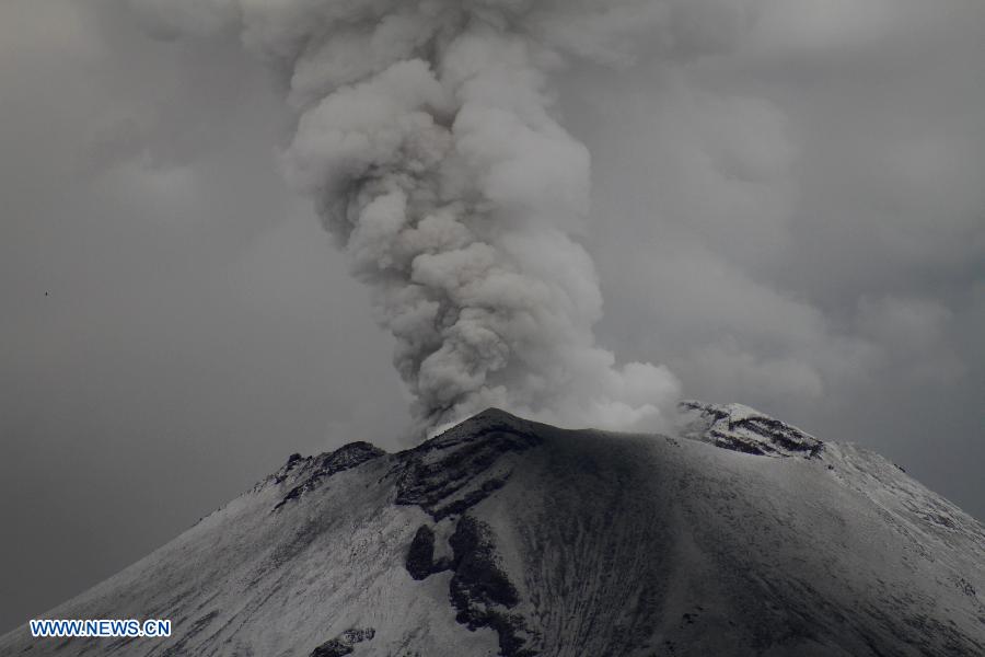 The Popocatepetl Volcano delivers a column of smoke, in the locality of Santiago Xalitzintla, state of Puebla, central Mexico, on July 7, 2013. Mexico's Interior Ministry issued a yellow alert phase 3, due to the increase of the Popocatepetl's volcanic activity, in the central Mexican state of Puebla. On Sunday, the monitoring system registered 2 hours of low frequency and high amplitude tremors, with persistent emissions of a column of steam, water, gas and moderate amounts of ashes. (Xinhua/Leonardo Casas)