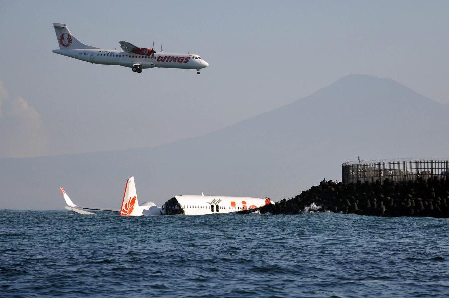 A plane operated by Lion Air with over 100 passengers on board crashed into sea while landing at an airport in Bali on April 13, 2013. (Xinhua File Photo)