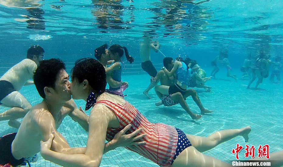 10 couples compete in an interesting and romantic underwater kissing competition held in Chimelong Water Park in Guangzhou on July 6, 2013, the International Kissing Day. A couple, Mr. Zhang and Miss Lin, win the competition after a 57-second kissing. (Photo: chinanews.com)