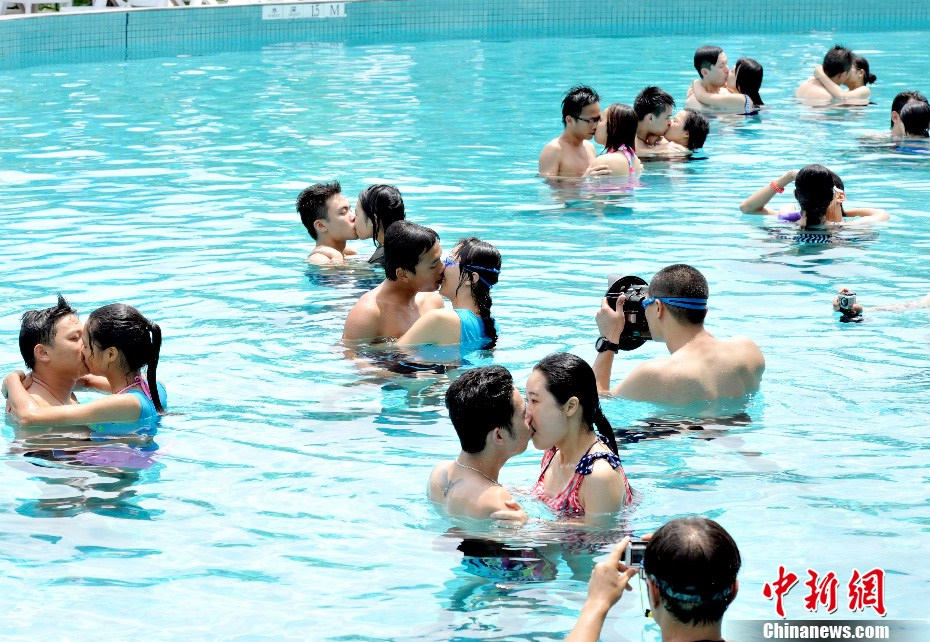 10 young couples participate in an underwater kissing competition to express their love to each other in Chimelong Water Park in Guangzhou on July 6, 2013, the International Kissing Day (Photo/chinanews.com)