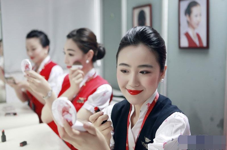 Air hostesses of the Shenzhen Airlines have their new make-ups from July 1, 2013 for their 20th anniversary. However, this new make-up makes people feel scary. Someone says on the Internet: "You'd better not choose the Shenzhen Airlines for late flights; it is too scary." (Photo: gmw.cn)