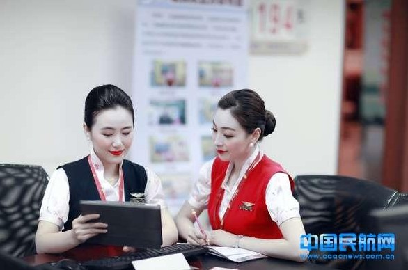 Air hostesses of the Shenzhen Airlines have their new make-ups from July 1, 2013 for their 20th anniversary. However, this new make-up makes people feel scary. Someone says on the Internet: "You'd better not choose the Shenzhen Airlines for late flights; it is too scary." (Photo: gmw.cn/caacnews.com.cn)