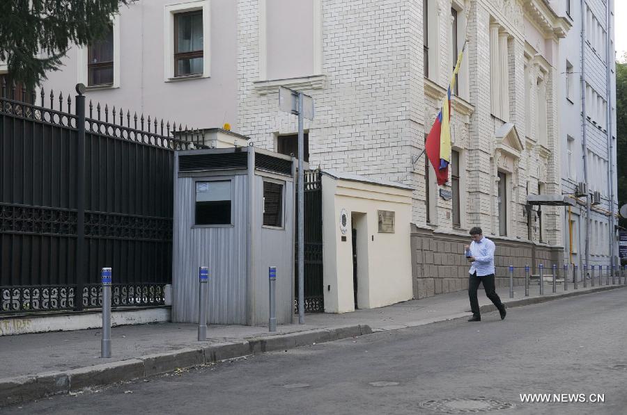 A man passes by the Venezuelan Embassy to Russia in Moscow, July 9, 2013. U.S. intelligence contractor Edward Snowden has agreed to seek political asylum in Venezuela, a senior Russian lawmaker said on Tuesday. (Xinhua/Liu Hongxia)
