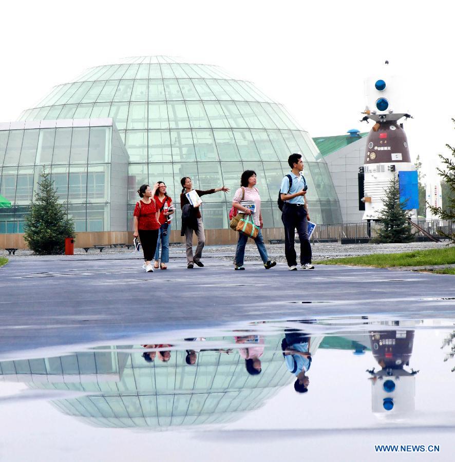 Tourists visit the Garden Expo Park in Beijing, capital of China, July 9, 2013. The 9th China (Beijing) International Garden Expo is held here from May 18 to Nov. 18, 2013. (Xinhua/Wang Xibao)