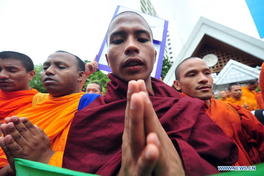 Buddhist monks protest in front of the United Nations office, demanding peace after a series of bombing attack in a Buddhist holy place in India, in Bangkok, Thailand, July 10, 2013. At least five people were injured in a series of bombing attacks on a world famous Buddhist holy place in the eastern Indian state of Bihar on July 7. (Xinhua/Rachen Sageamsak)
