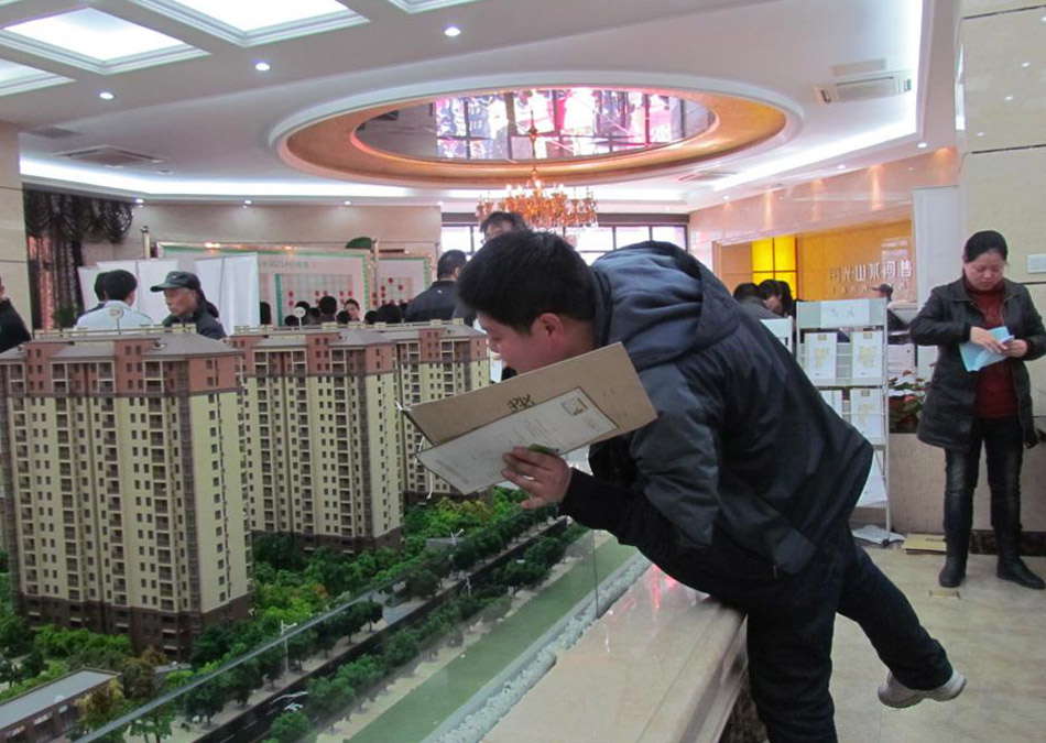 Housing demand declined as more people waited to see the possibility of housing price decrease. A sharp decline in the national housing turnover was seen in 2008.(Photo/Xinhua)