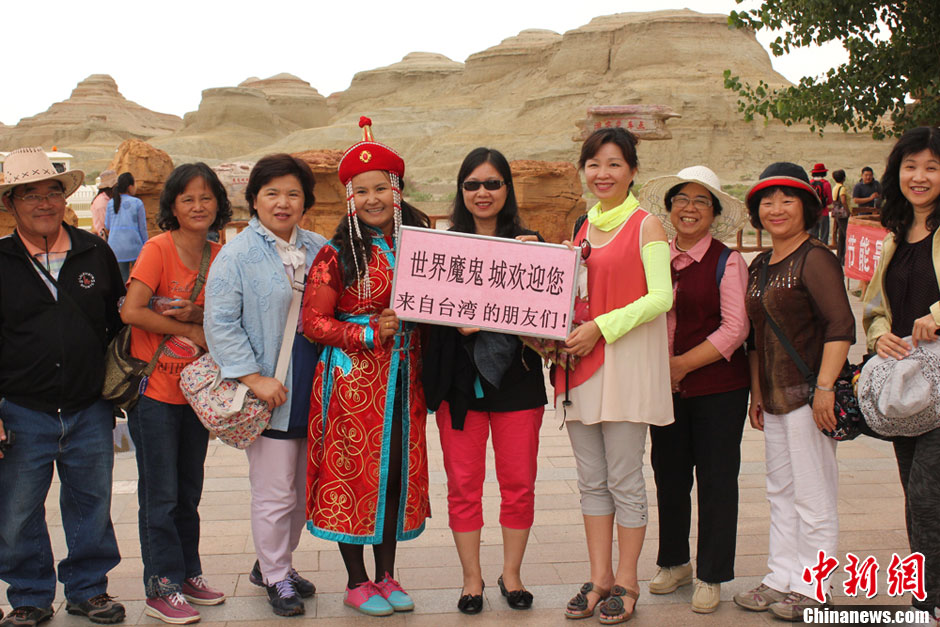 Tourists from Taiwan pose for a photo in Karamay city, northwest China's Xinjiang Uygur Autonomous Region. (Photo provided by netizens)