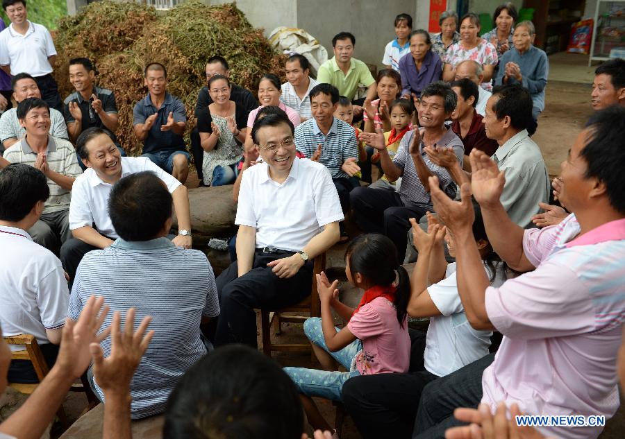 Chinese Premier Li Keqiang (C) talks with villagers in Tanliang Village, Nanning, capital of south China's Guangxi Zhuang Autonomous Region, July 9, 2013. Li made a research tour in Guangxi from July 8 to 10. (Xinhua/Ma Zhancheng)