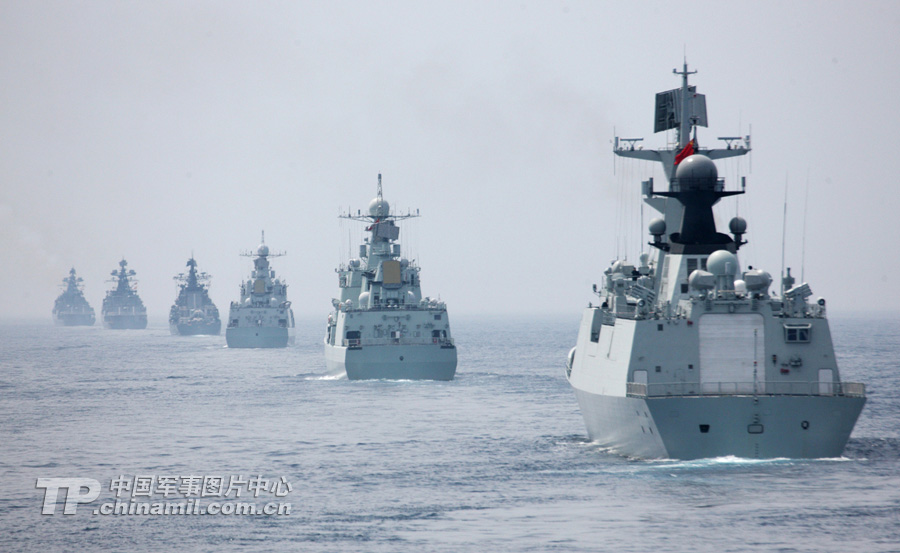 Chinese and Russian warships participating in the China-Russia "Joint Sea-2013" joint naval drill conduct actual-troop exercise using actual weaponry at Peter the Great Bay in Russia, July 10, 2013. (China Military Online/Sun Yang)