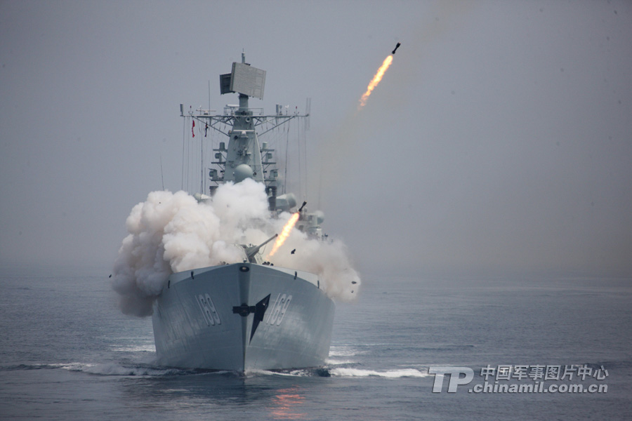 Chinese and Russian warships participating in the China-Russia "Joint Sea-2013" joint naval drill conduct actual-troop exercise using actual weaponry at Peter the Great Bay in Russia, July 10, 2013. (China Military Online/Sun Yang)