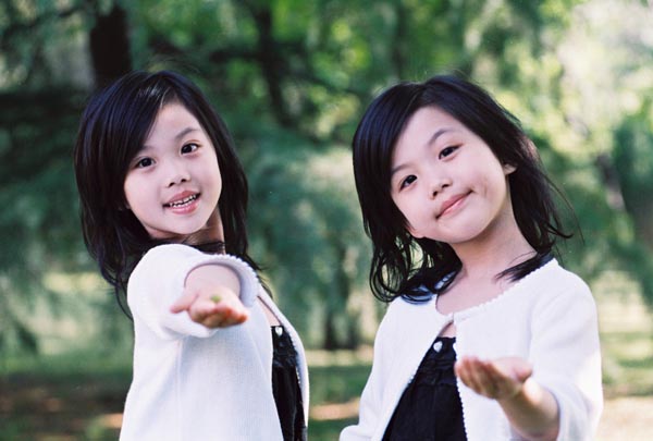 Li Yifei and Li Angrong, nicknamed Guoguo and Duoduo, were born in China’s Shandong Province on June 11, 2003. They have staged on TV shows with many Chinese superstars. (Photo/ zjol.com.cn) 