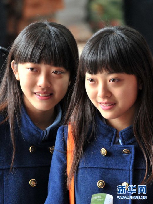 Twins Zhang Lu and Zhang Lin are famous on the Internet because they attended an arts school examination with no makeup. (Photo/ Xinhua) 