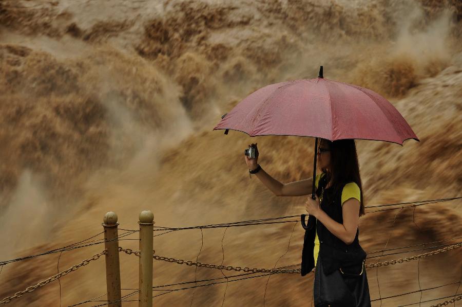 Rising water level of Yellow River surges Hukou Waterfall 