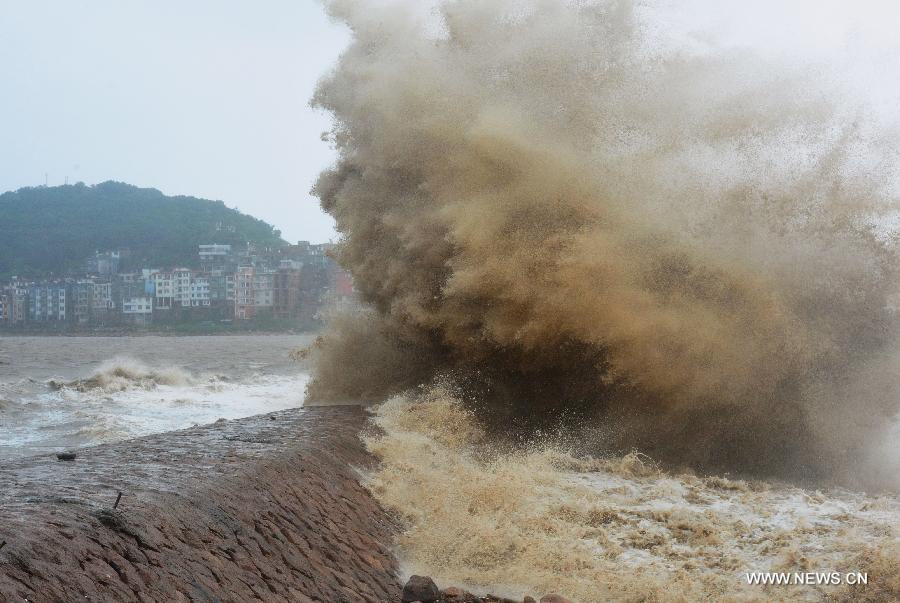 Photo taken on July 13, 2013 shows a huge wave along the Wu'ao Sea Dike in Puxia County, southeast China's Fujian Province. Typhoon Soulik is expected to make a landfall in Fujian and Zhejiang provinces on the Chinese mainland between Saturday noon and late afternoon after it passes Taiwan. (Xinhua/Zhang Guojun) 