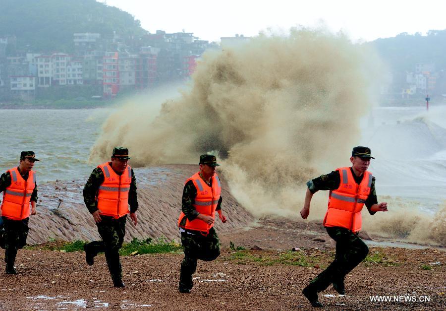 Soldiers patrol along the Wu'ao Sea Dike in Puxia County, southeast China's Fujian Province, July 13, 2013. Typhoon Soulik is expected to make a landfall in Fujian and Zhejiang provinces on the Chinese mainland between Saturday noon and late afternoon after it passes Taiwan. (Xinhua/Zhang Guojun) 