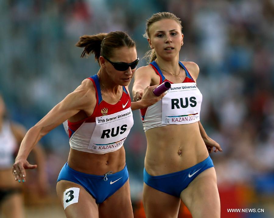 Ksenia Ustalova (L) and Ekaterina Renzhina of Russia compete during the women's 4x400 relay final at the 27th Summer Universiade in Kazan, Russia, July 12, 2013. Team Russia won the gold with 3 minutes and 26.61 seconds. (Xinhua/Li Ying)
