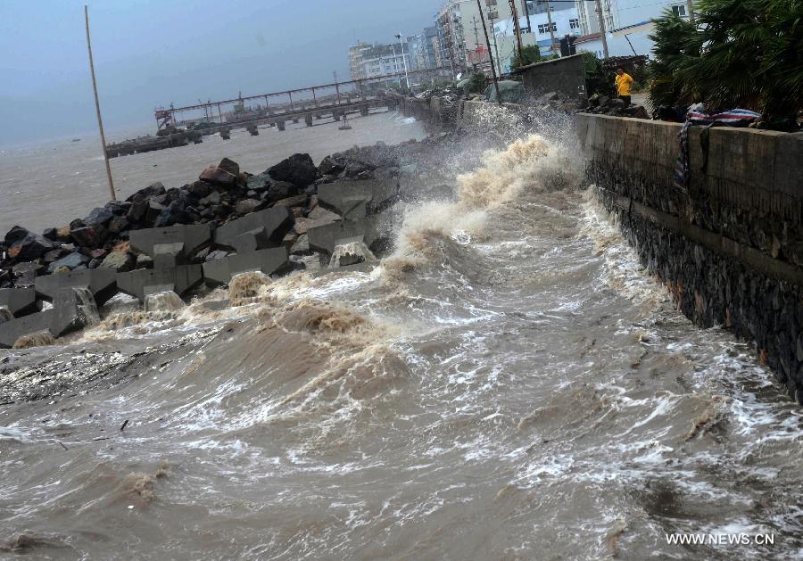 Big waves hit a sea dike in Cangnan County, east China's Zhejiang Province, July 13, 2013. Typhoon Soulik is expected to make a landfall in Fujian and Zhejiang provinces on the Chinese mainland between Saturday noon and late afternoon after it passes Taiwan. (Xinhua/Han Chuanhao) 