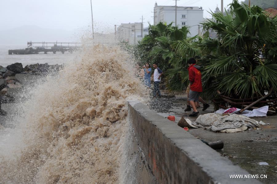 Big waves hit a sea dike in Cangnan County, east China's Zhejiang Province, July 13, 2013. Typhoon Soulik is expected to make a landfall in Fujian and Zhejiang provinces on the Chinese mainland between Saturday noon and late afternoon after it passes Taiwan. (Xinhua/Ju Huanzong) 