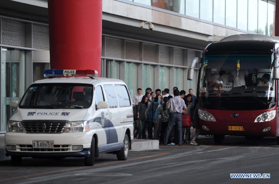 Students and teachers of Jiangshan Middle School board a bus at Capital International Airport in Beijing, capital of China, July 13, 2013. A total of 31 students and teachers who were held up in the U.S. by the crash of Asiana Airlines Flight 214 at San Francisco International Airport returned to China on Saturday. Two Chinese girls were immediately killed during the crash on June 6. Another girl died on June 12 after succumbing to injuries. (Xinhua/Luo Xiaoguang)