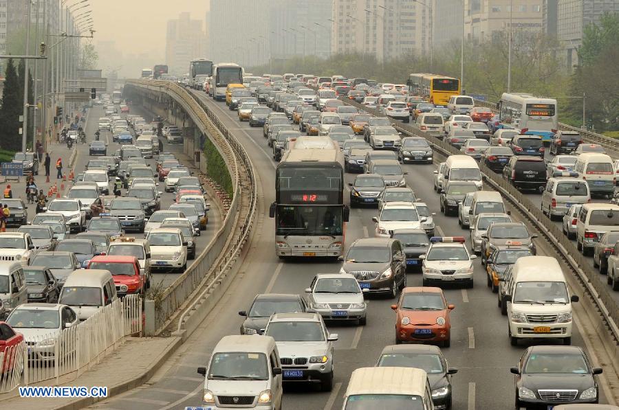File photo taken on April 28, 2013 shows vehicles moving on the Second Ring Road in Beijing, China. (Xinhua)