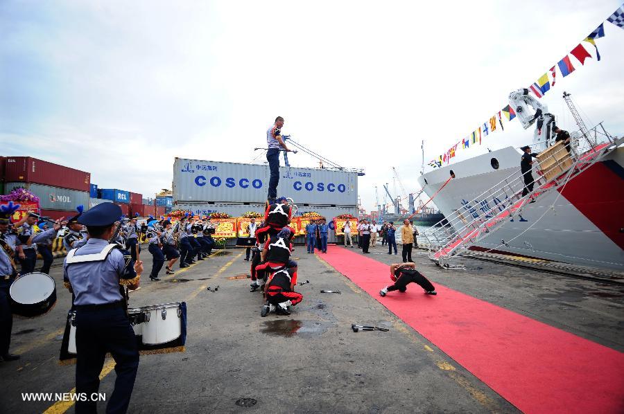 Indonesian band members perform to welcome the arrival of China's patrol and search-and-rescue vessel "Haixun 01" at the Tanjung Priok port in Jakarta, Indonesia, July 14, 2013. China's patrol and search-and-rescue vessel "Haixun 01" arrived at Jakarta on Sunday, commencing its goodwill visit to Indonesia for the next four days. (Xinhua/Zulkarnain)