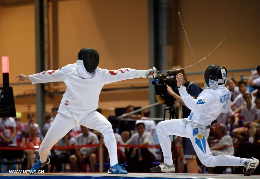 China's Dong Chao (L) competes during the Men's Epee Individual Finals at the 27th Summer Universiade in Kazan, Russia, July 8, 2013. Dong claimed the title by defeating Kazakhstan's Ruslan Kurbanov with 15-10. (Xinhua/Jiang Kehong)
