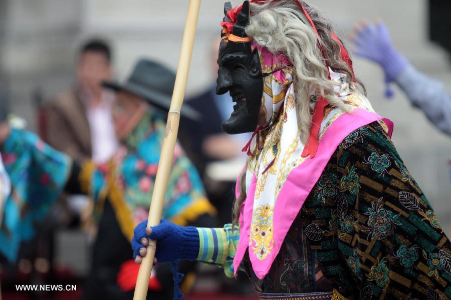 Image provided by Peru's Presidency shows a dancer performing during a presentation for the Santa Maria Magdalena de Cajatambo festivity, in the framework of the "Palace for Everybody" program, at the Government's Palace in Lima, capital of Peru, on July 13, 2013. Cajatambo, a north province of Lima's district, celebrates the Festivity of Santa Maria Magdalena each year with artistics representations that show the zone folklore. (Xinhua/Peru's Presidency) 