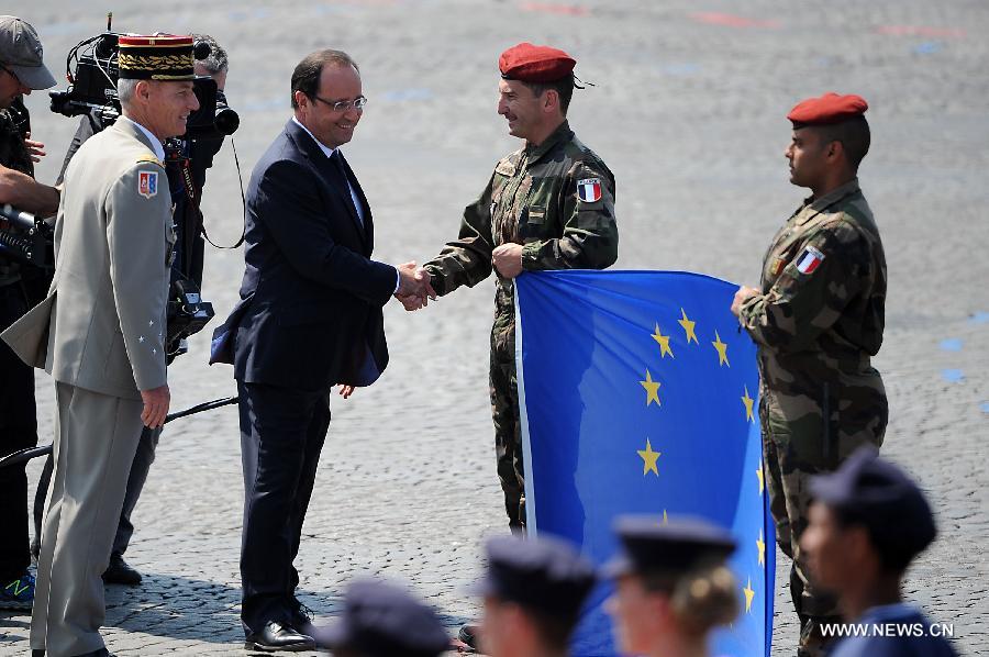 French President Francois Hollande (2nd L) shakes hands with a soldier after the Bastille Day military parade in Paris, France, on July 14, 2013. (Xinhua/Etienne Laurent) 