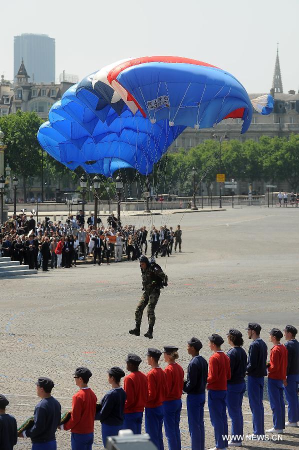 A parachutist lands during the Bastille Day military parade in Paris, France, on July 14, 2013. (Xinhua/Etienne Laurent) 