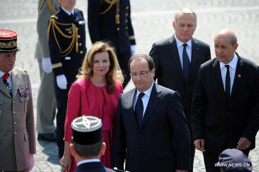 French President Francois Hollande (C) are seen after the Bastille Day military parade in Paris, France, on July 14, 2013. (Xinhua/Etienne Laurent) 