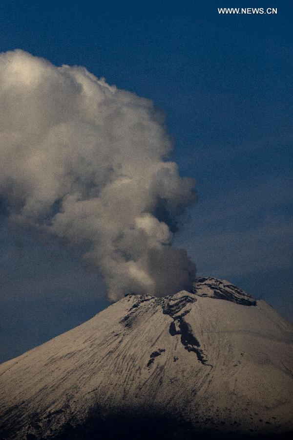 Photo taken on July 14, 2013 shows the spew of the Popocatepetl Volcano in San Andres Calpan of the Calpan municipality, Puebla, central Mexico. (Xinhua/Guillermo Arias) 