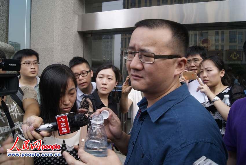 Tang Hui and her lawyer in front of the high court in central China's Hunan Province. (photo/People's Daily Online) 