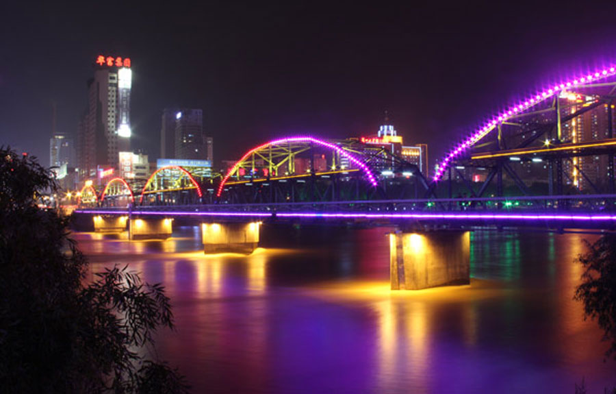 In Gansu Province, Lanzhou's Zhongshan Bridge is a popular destination day and night.  Zhongshan Bridge was built in 1907, using all imported materials from Germany. The German design was created as a collaboration between German and local officers, and it was the first permanent bridge to cross the Yellow River. Today it is a popular spot with locals and visitors alike. Locals say, "If you haven't been to Zhongshan Bridge, you haven't been to Lanzhou." (Photo: CRIENGLISH.com)