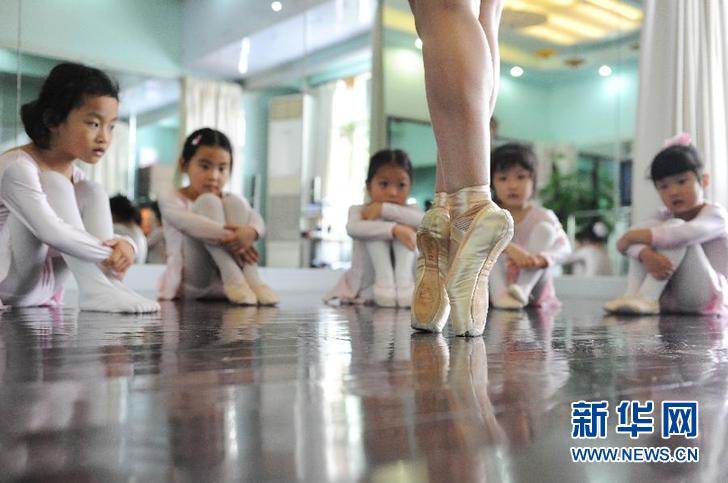 Dancing class in Shanghai(Xinhua photo)