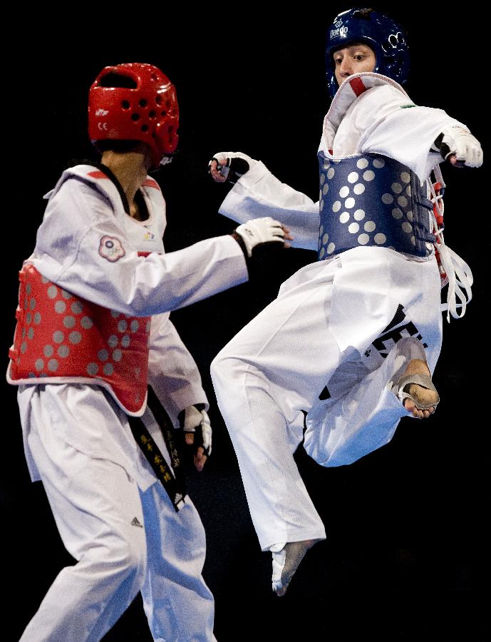 Damian Villa (R) from Mexico gives a kick during his combat against Huang Chang Ching (L) of Chinese Taipei in the 58 kg men's category of the Taekwondo World Championship of the World Taekwondo Federation (WTF), in the Expositions and Coventions Center of Puebla, in Puebla, Mexico, on July 15, 2013 (Xinhua/Guillermo Arias)