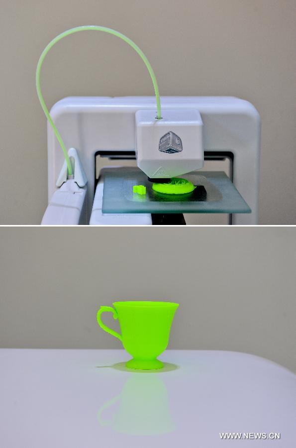 Combination photo taken on July 16, 2013 shows a plastic cup is being made (upper) and the final product at a 3D-printing experience store in Tianjin, north China. (Xinhua/Zhai Jianlan)  