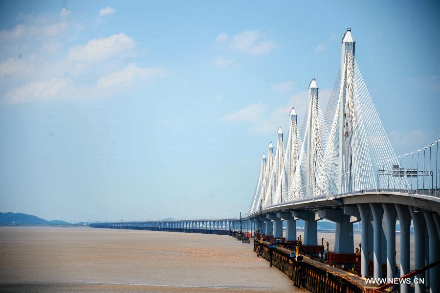 Photo taken on July 16, 2013 shows the completed Jiashao Bridge which connects Jiaxing and Shaoxing in east China's Zhejiang Province. As the second cross-sea bridge spanning across the Hangzhou Bay, the Jiashao Bridge has passed the quality examination and is expected to be opened to traffic on July 19. It will halve the travel time from Shaoxing to east China's Shanghai. (Xinhua/Xu Yu) 