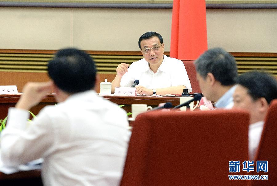 Chinese Premier Li Keqiang presides over a conference about the country's current economic situation in Beijing, capital of China, July 16, 2013. (Xinhua/Liu Jiansheng)