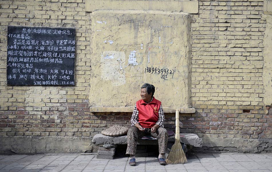 A photo released on July 6 shows 83-year-old Zhu Wenlan taking a rest after her daily volunteer work in northwest China’s Ningxia Hui autonomous region. She has been voluntarily cleaning the street in front of her house for more than five decades. She said she will continue this unpaid work until the health conditions don’t allow her to do so any more. (Photo/Xinhua)