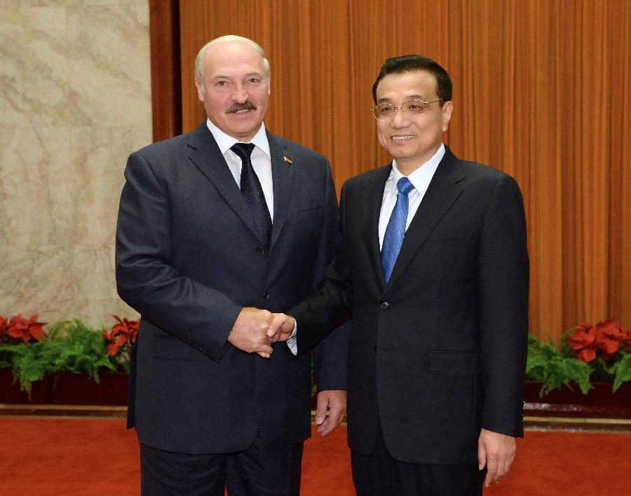 Chinese Premier Li Keqiang (R) shakes hands with Belarusian President Alexander Lukashenko during their meeting at the Great Hall of the People in Beijing, capital of China, July 17, 2013. (Xinhua/Ma Zhancheng)