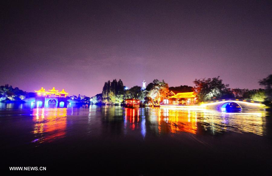 Photo taken on July 17, 2013 shows the night view of the Slender West Lake in Yangzhou, east China's Jiangsu Province. The night tour for visiting the Slender West Lake opened here on Wednesday. (Xinhua/Meng Delong) 