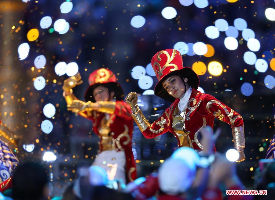 Artists perform at the closing ceremony of the 27th Universiade students Games in Kazan, 720 kilometers east of Moscow on July 17, 2013. (Xinhua/Meng Yongmin)