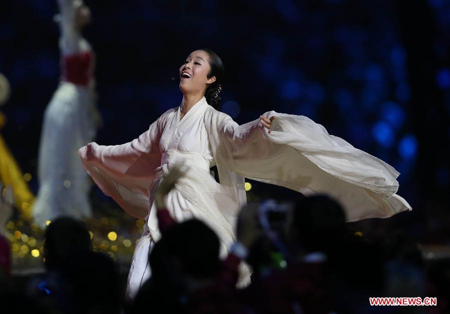 An actress performs at the closing ceremony of the 27th Universiade students Games in Kazan, 720 kilometers east of Moscow on July 17, 2013. (Xinhua/Meng Yongmin)