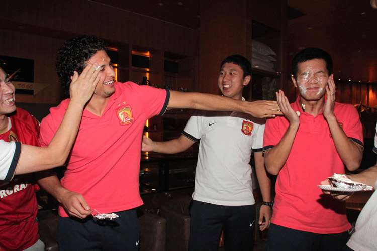 Two player of Guangzhou Evergrande celebrate their birthday. (Photo /Osports)